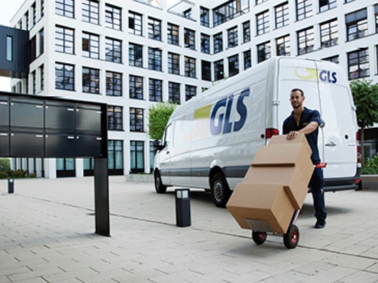 Chauffeur GLS France décharge colis camion