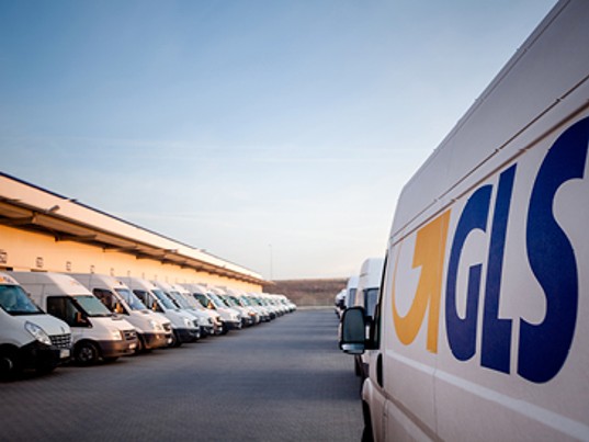 Flotte fourgons GLS France logo GLS sur camion