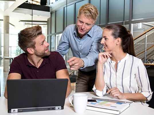 Employés GLS France en réunion discutent d'un projet