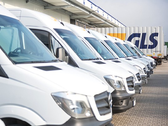 Hommes et femmes GLS France qui se passent des colis