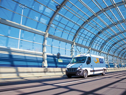 Camion GLS France qui roule sous tunnel verre