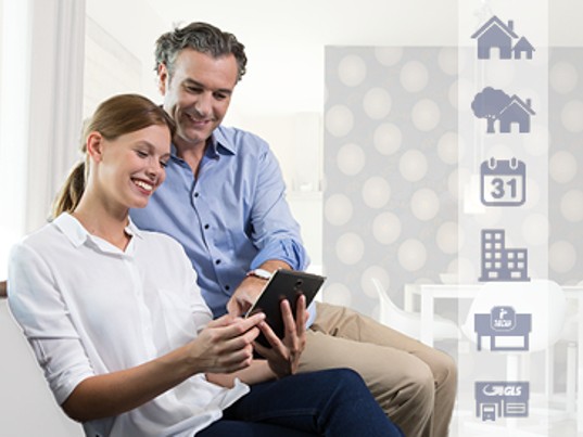 Couple clients GLS France consulte tracking FlexDeliveryService tablette 