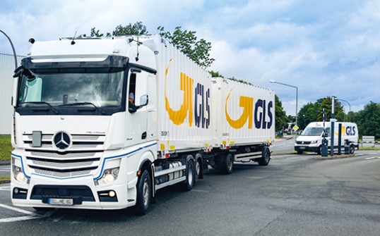 GlobalExpressParcel Camion GLS France double remorque suivi fourgon GLS