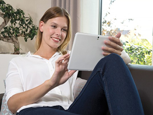 Femme montre tracking colis GLS France sur téléphone à homme