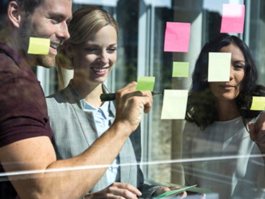 un homme deux femmes de GLS France brainstorming post-it