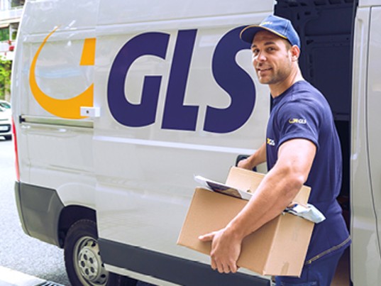 Chauffeur GLS France charge avec colis Pick&ReturnService dans fourgon