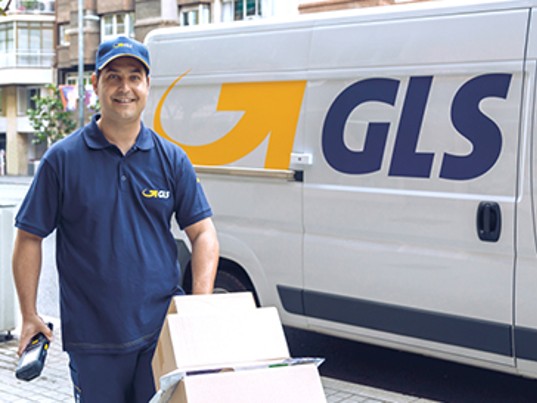Chauffeur GLS France livre plusieurs colis devant fourgon Pick&ShipService